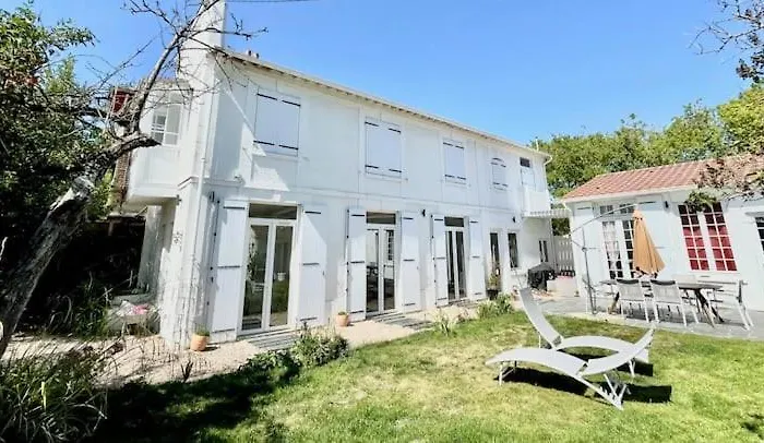 Vila Tres Jolie Bianca, Maison Avec Jardin Prive A